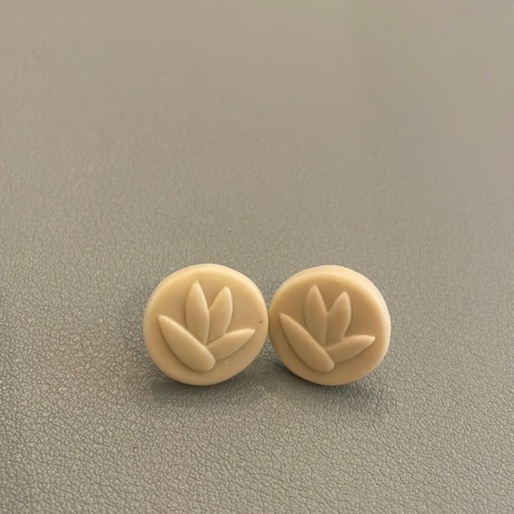Cream earrings - Picture 1 of 1
